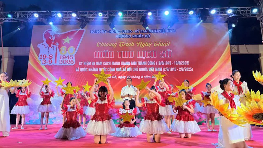 Đêm biểu diễn nghệ thuật quần chúng “Mùa thu lịch sử” phường Nghĩa Đô
