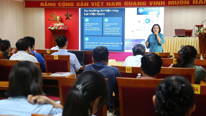 Phường Dương Nội tổ chức lớp bình dân học vụ về AI