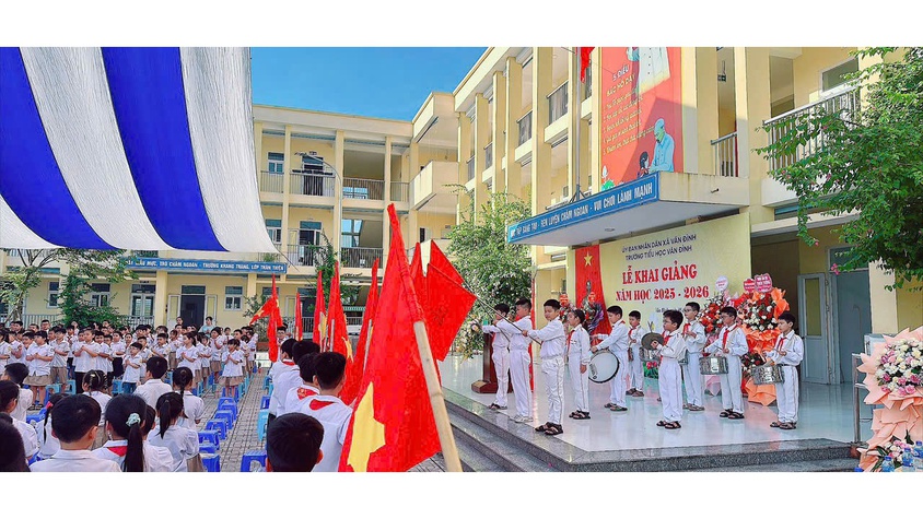 CÁC ĐỒNG CHÍ LÃNH ĐẠO XÃ VÂN ĐÌNH DỰ LỄ KHAI GIẢNG NĂM HỌC MỚI 2025 - 2026