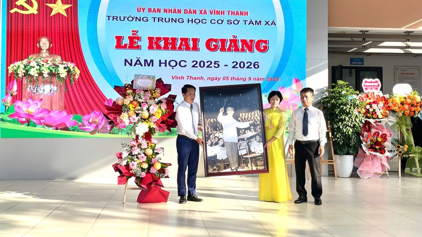 Đồng chí Chủ tịch UBND xã Vĩnh Thanh dự Lễ khai giảng năm học mới tại Trường THCS Tàm Xá

