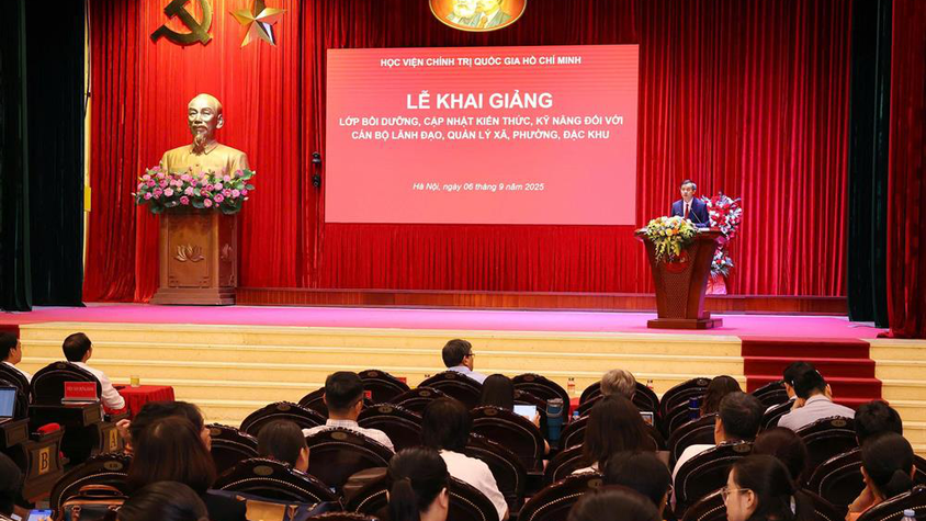 Khai giảng Lớp bồi dưỡng cập nhật kiến thức, kỹ năng đối với cán bộ lãnh đạo, quản lý xã, phường, đặc khu