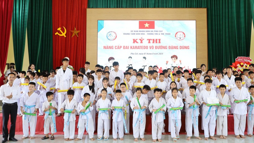 Xã Phú Cát tổ chức kỳ thi lên đai Karate cho 200 võ sinh