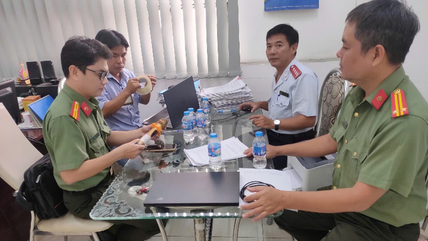 Không sản xuất, nhập khẩu, kinh doanh, sử dụng micro không dây có tần số hoạt động không đúng quy định