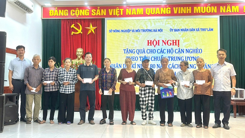 Sở Nông nghiệp và Môi trường Hà Nội phối hợp cùng UBND xã Thư Lâm tổ chức hội nghị tặng quà cho các hộ cận nghèo theo tiêu chuẩn Trung ương năm 2025.