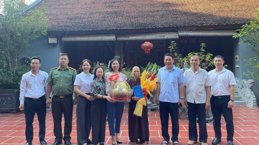 Phường Xuân Đỉnh tổ chức thăm hỏi, tặng quà các cơ sở tôn giáo nhân dịp Đại lễ Vu Lan 2025