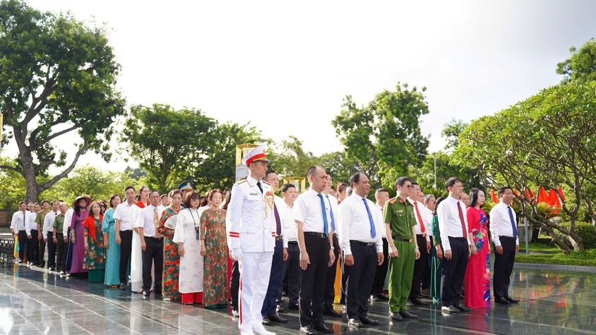 Đảng bộ phường Vĩnh Tuy tổ chức sinh hoạt chính trị, giáo dục truyền thống cho cán bộ, đảng viên