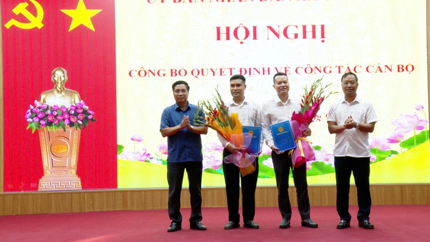 UBND xã Ứng Hoà tổ chức Hội nghị công bố Quyết định về công tác cán bộ.