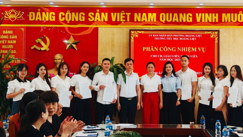 Trường Tiểu học Hoàng Liệt tổ chức hội nghị trao quyết định điều động viên chức