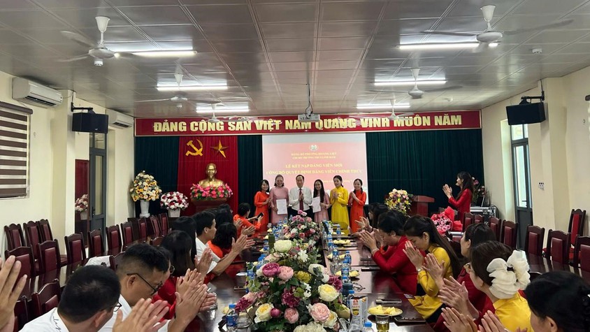 Chi bộ trường THCS Linh Đàm long trọng tổ chức lễ kết nạp đảng viên mới công nhận đảng viên chính thức