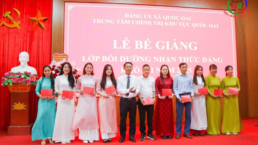 Trung tâm Chính trị khu vực Quốc Oai Bế giảng Lớp Bồi dưỡng Nhận thức về Đảng khóa II năm 2025