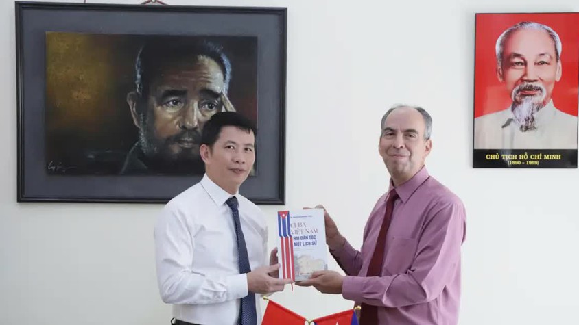 Phường Cửa Nam trao tặng quà ủng hộ nhân dân Cuba
