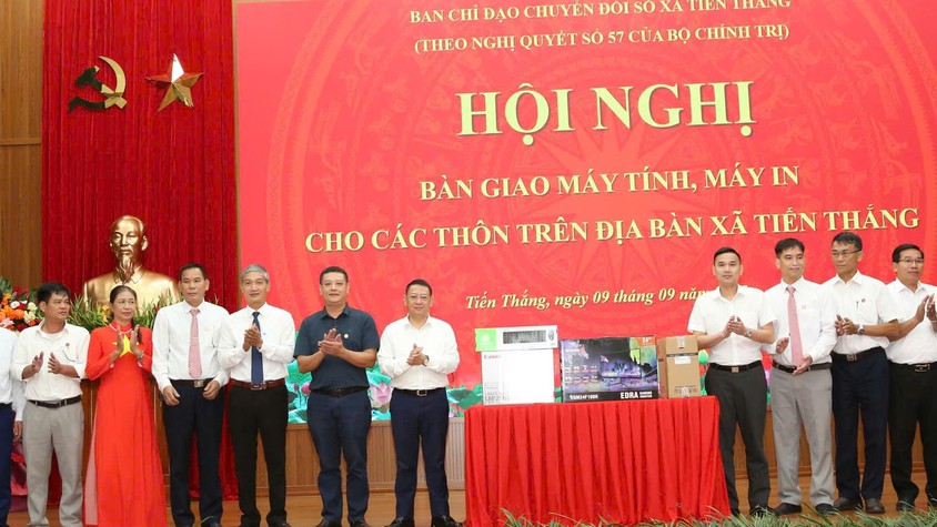 Xã Tiến Thắng bàn giao máy tính cho 22 thôn, thúc đẩy chuyển đổi số ở cơ sở