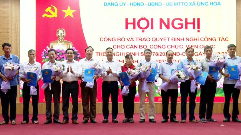 Ứng Hoà công bố, trao quyết định nghỉ việc theo Nghị định của Chính phủ