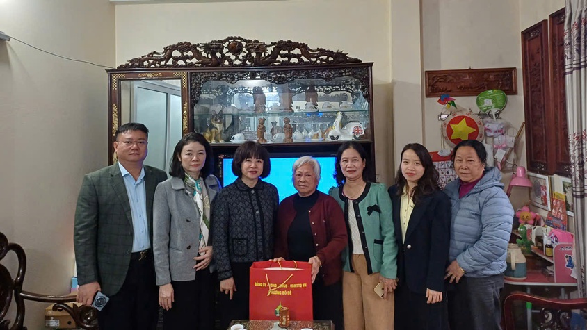 Lãnh đạo phường Bồ Đề thăm, tặng quà người có công, chúc thọ người cao tuổi tròn 100 tuổi, các Hội đặc thù và một số doanh nghiệp nhân dịp Tết Nguyên đán năm 2026.