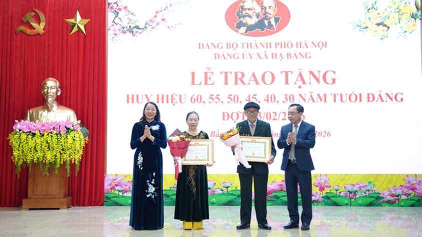 Xã Hạ Bằng: Trao tặng Huy hiệu Đảng đợt 3/2 cho 31 đảng viên