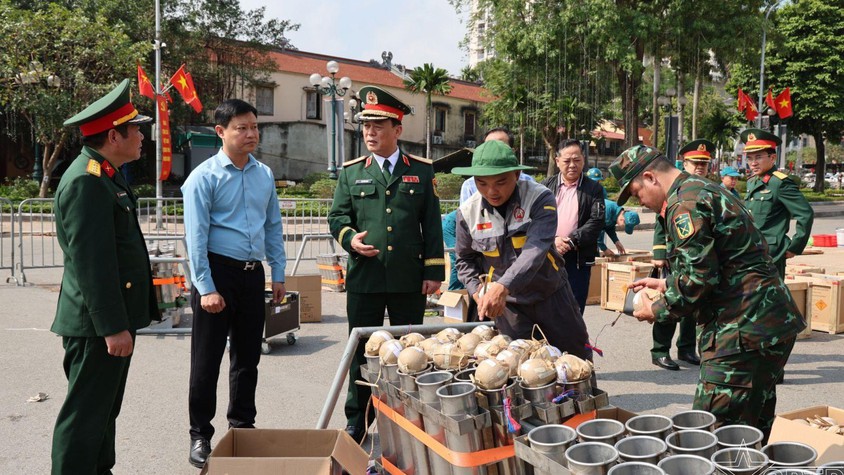 Lãnh đạo Bộ Tư lệnh Thủ đô kiểm tra, động viên lực lượng làm nhiệm vụ tại trận địa pháo hoa số 5, phường Tây Hồ