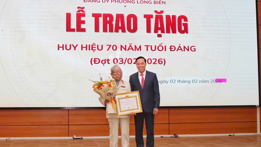 Phường Long Biên trang trọng tổ chức Lễ trao tặng Huy hiệu Đảng đợt 03/02/2026