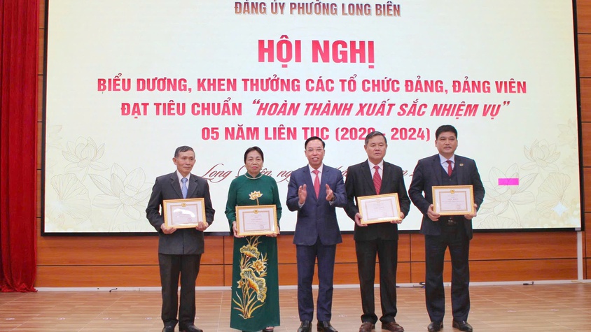 Biểu dương những “đầu tàu” bền bỉ của phường Long Biên