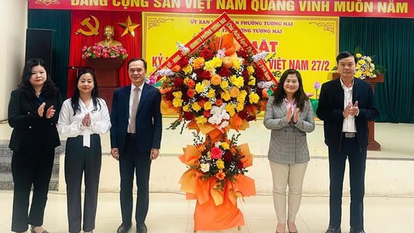 Đảng ủy - UBND phường Tương Mai chúc mừng Ngày Thầy thuốc Việt Nam 27-2