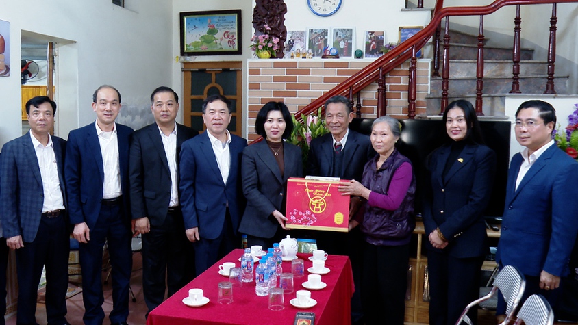 CHỦ TỊCH HĐND THÀNH PHỐ HÀ NỘI PHÙNG THỊ HỒNG HÀ THĂM, TẶNG QUÀ TẾT NGƯỜI CÓ CÔNG VỚI CÁCH MẠNG TẠI XÃ ỨNG HÒA.