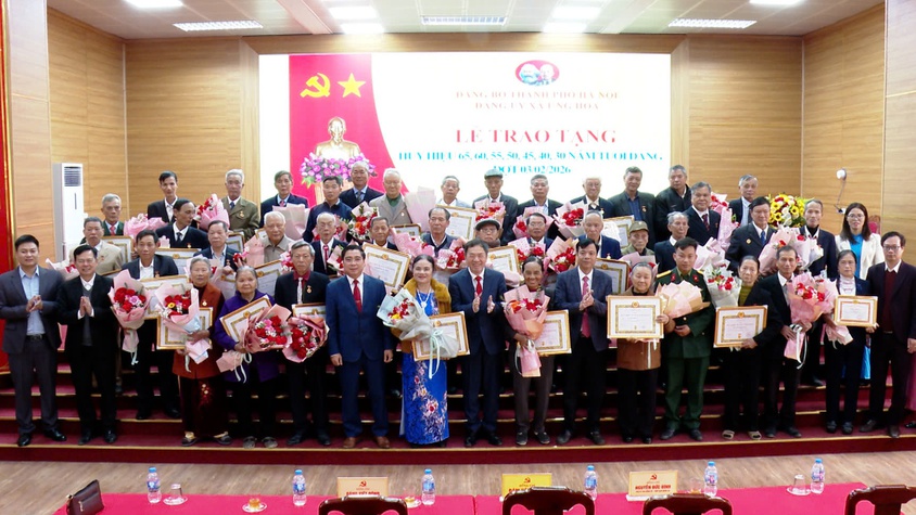 ỨNG HÒA: 48 ĐẢNG VIÊN ĐƯỢC TRAO TẶNG HUY HIỆU ĐẢNG ĐỢT 3/2/2026.