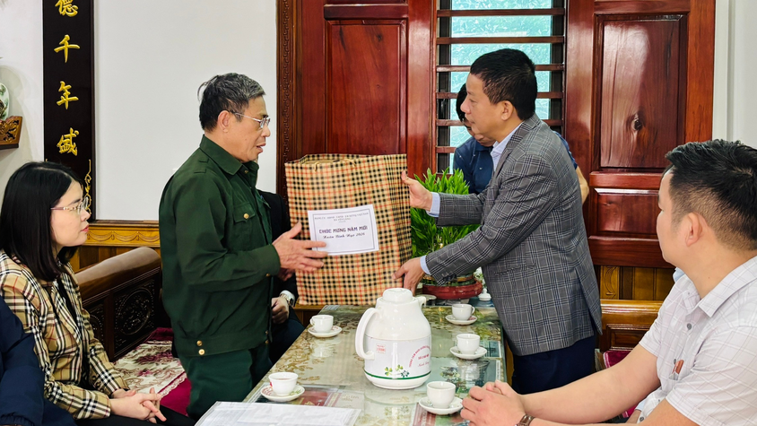 Xã Yên Lãng thăm, tặng quà người có công dịp Tết Nguyên đán 2026