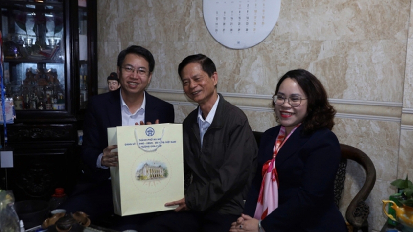 Phường Cửa Nam thăm, tặng quà các gia đình chính sách nhân dịp Tết cổ truyền Bính Ngọ 2026