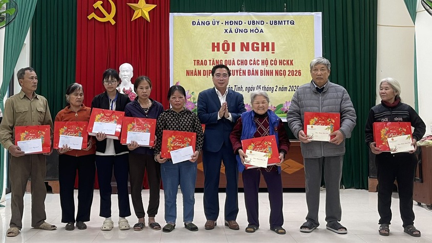 ỨNG HÒA TRAO 70 SUẤT QUÀ TẾT TRỊ GIÁ 70 TRIỆU ĐỒNG TỪ NGUỒN XÃ HỘI HÓA CHO CÁC HỘ KHÓ KHĂN.