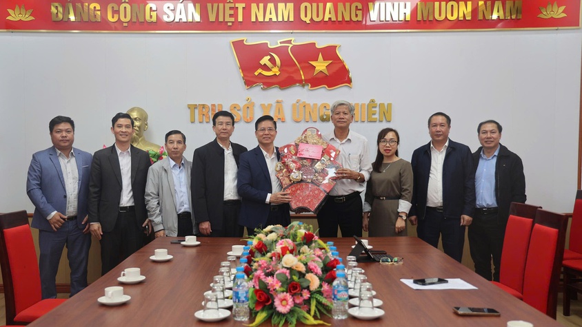 Đại diện Hội thánh Tin lành Việt Nam (miền Bắc) thăm, chúcTết lãnh đạo, Nhân dân xã Ứng Thiên