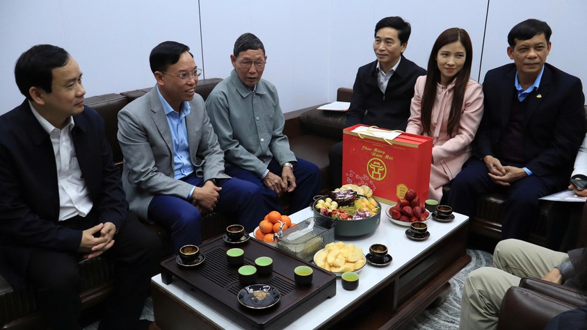 Phường Long Biên thăm hỏi, tặng quà gia đình chính sách và chúc thọ người cao tuổi nhân dịp Tết Nguyên đán