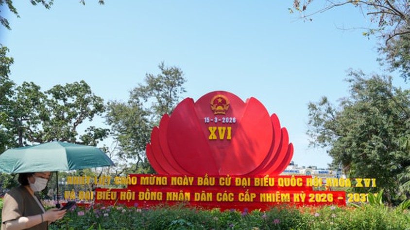 Phường Hoàn Kiếm rực rỡ cờ hoa chào đón ngày bầu cử