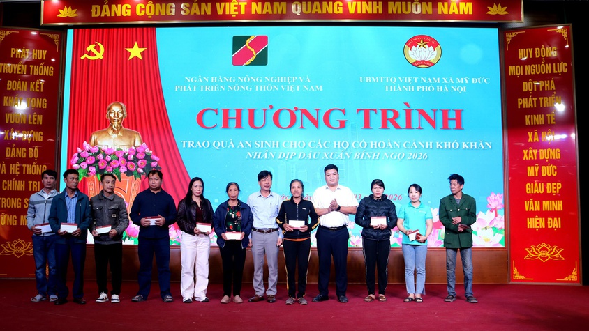 Ngân hàng chi nhánh AGRIBANK Chi Nhánh Hà tây tặng quà cho các hộ khó khăn tại xã Mỹ Đức