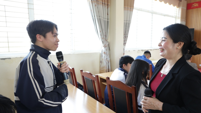 Xã Yên Xuân tuyên truyền pháp luật bầu cử cho cử tri tròn 18 tuổi