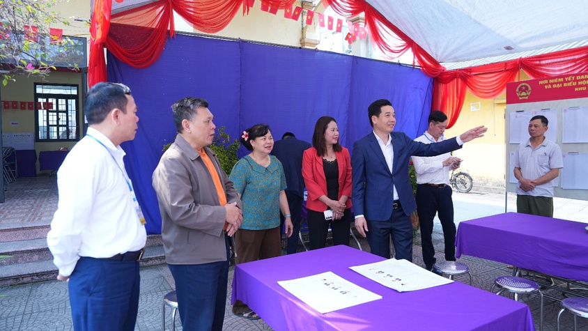 Đồng chí Bí thư Đảng ủy kiểm tra công tác chuẩn bị bầu cử tại Đơn vị bầu cử số 4