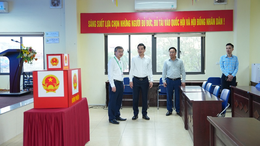 Đồng chí Bí thư Đảng ủy xã kiểm tra công tác chuẩn bị bầu cử tại Đơn vị bầu cử số 1