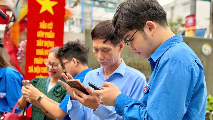 Đoàn thanh niên phường xung kích hỗ trợ công tác bầu cử