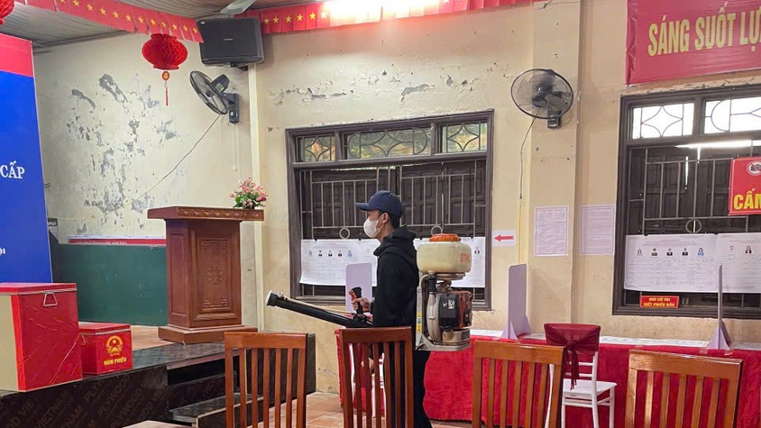 Trạm Y tế xã Hưng Đạo phun khử trùng tại các điểm bỏ phiếu phục vụ Ngày bầu cử