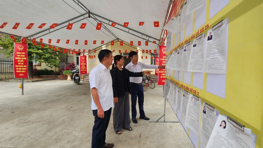 Chủ tịch UBND xã Hưng Đạo kiểm tra công tác chuẩn bị bầu cử tại thôn Dương Cốc