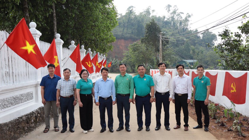 RỰC RỠ ĐƯỜNG TRANH BÍCH HỌA CHÀO MỪNG NGÀY HỘI BẦU CỬ