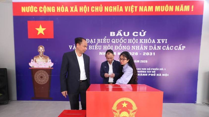 Lãnh đạo phường Tây Hồ kiểm tra các điểm bầu cử