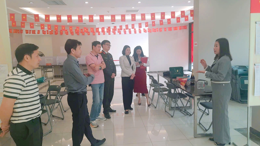 Phó Bí thư Thường trực Đảng ủy xã Gia Lâm kiểm tra công tác bầu cử tại Đơn vị bầu cử số 6