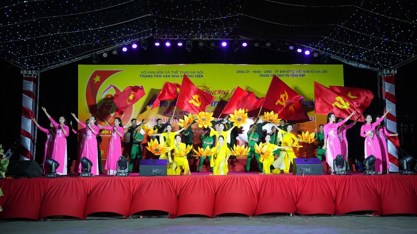 Xã Gia Lâm tổ chức chương trình chiếu phim và biểu diễn nghệ thuật chào mừng ngày bầu cử