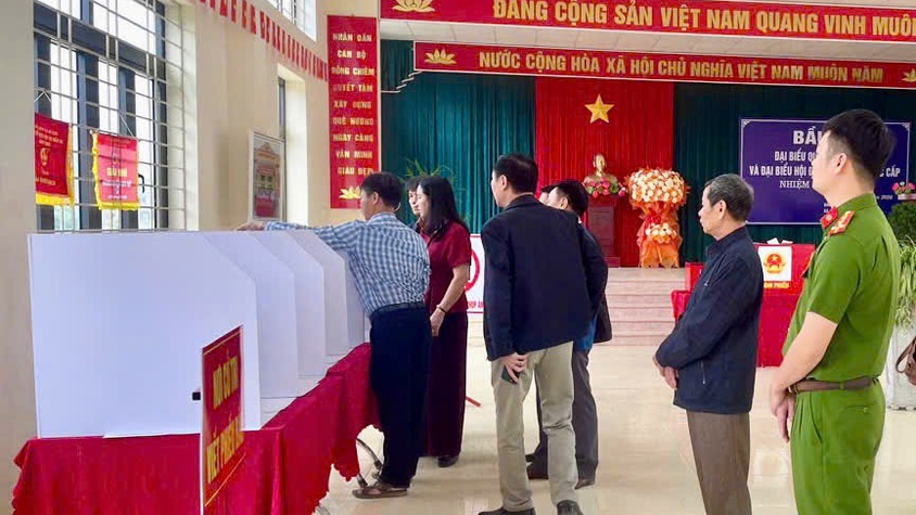 Phó Bí thư thường trực Đảng ủy xã Mỹ Đức Nguyễn Thị Thúy Hòa kiểm tra công tác bầu cử tại 8 khu vực bỏ phiếu tại địa bàn An Phú