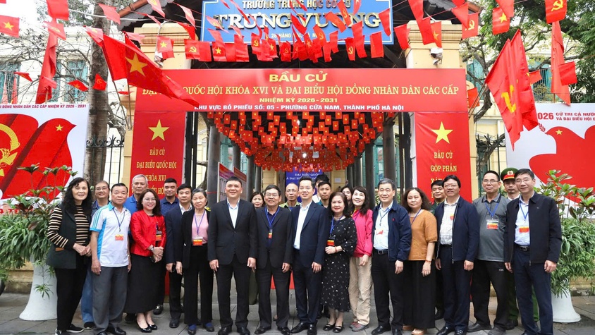 Đoàn công tác số 16 kiểm tra công tác bầu cử tại phường Hoàn Kiếm và phường Cửa Nam