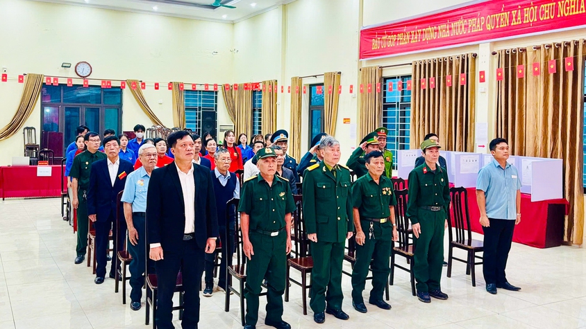 Không khí khai mạc và cử tri đi bầu cử tại khu vực bỏ phiếu số 12 và 17