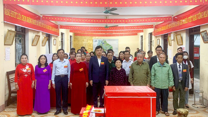 Đồng chí Phó Chủ tịch UBND xã Quốc Oai dự khai mạc tại khu vực bầu cử số 8 thôn Sài Khê