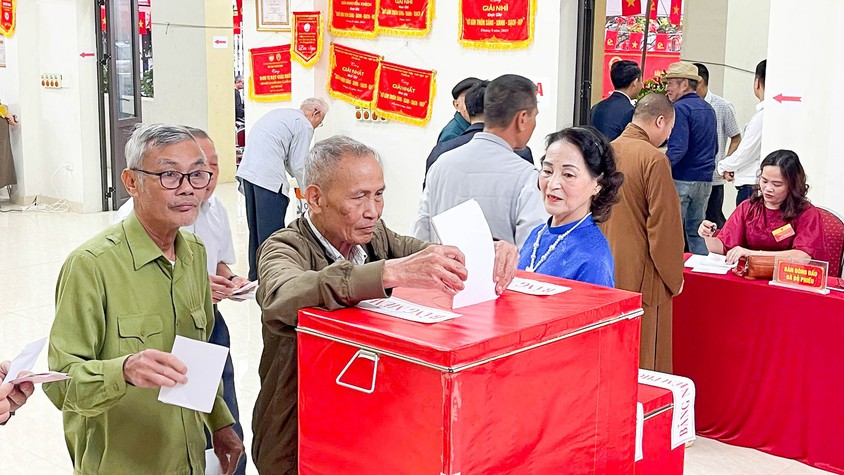 Đồng chí Phó Bí thư Thường trực Đảng ủy xã Quốc Oai dự khai mạc tại khu vực bầu cử số 6 thôn Đa Phúc