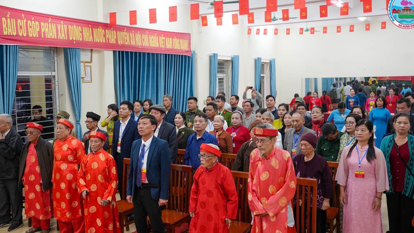 Đồng chí Bí thư Đảng ủy, Chủ tịch HĐND xã, Chủ tịch Ủy ban Bầu cử xã Hưng Đạo dự khai mạc bầu cử cùng cử tri thôn Dương Cốc