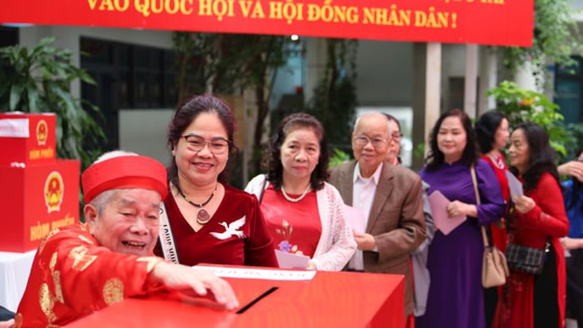 Cử tri phường Đống Đa hồ hởi tham gia bỏ phiếu bầu cử