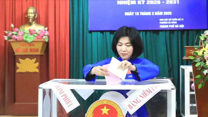 Chủ tịch HĐND thành phố Phùng Thị Hồng Hà bỏ phiếu bầu cử tại phường Hà Đông